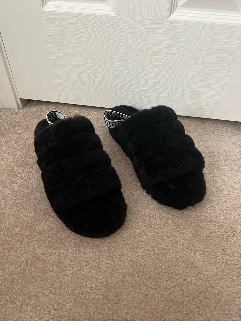 UGG Women's Fluff Yeah Slide- Black/Dark Shadow